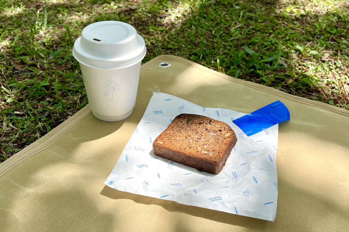 （写真左から）「コールドブリュー」550円、「日替わりスイーツ バナナケーキ」500円