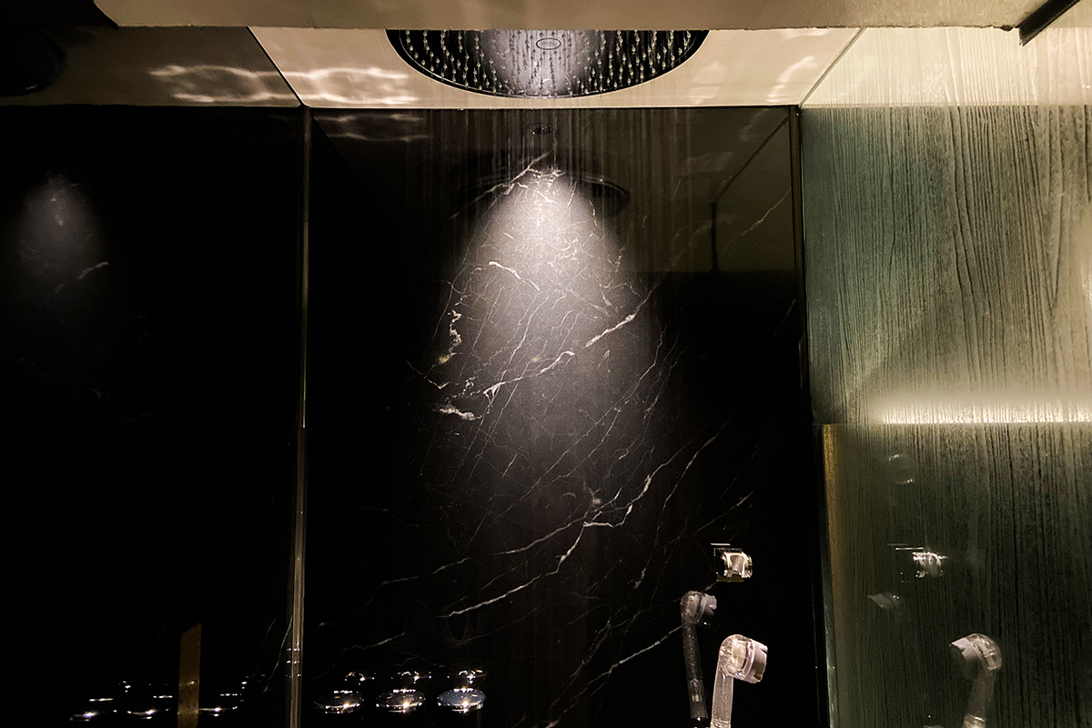 水温15℃の冷水が降り注ぐオーバーヘッドシャワー