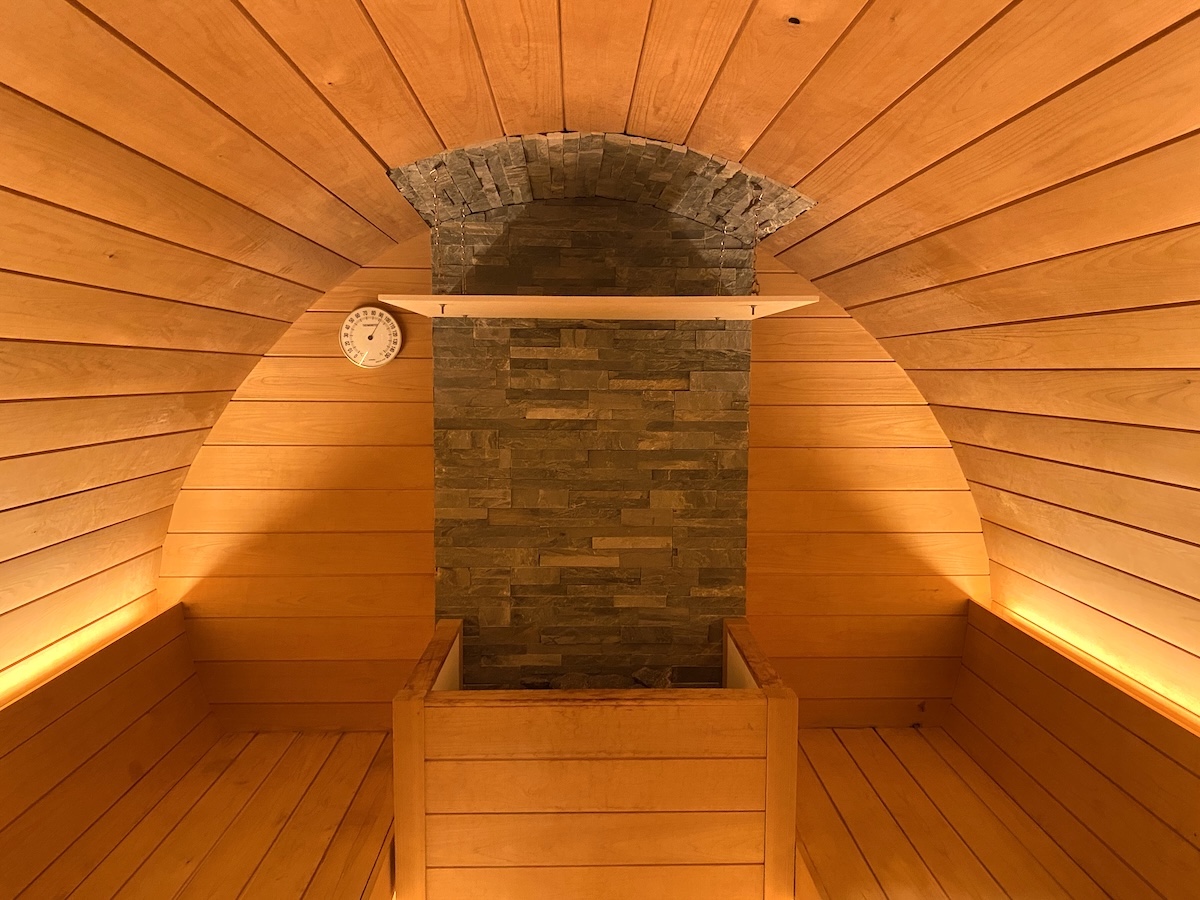 「タルサウナルーム」のサウナ内。国産の檜を使用していて、木のぬくもりと香りに癒やされます