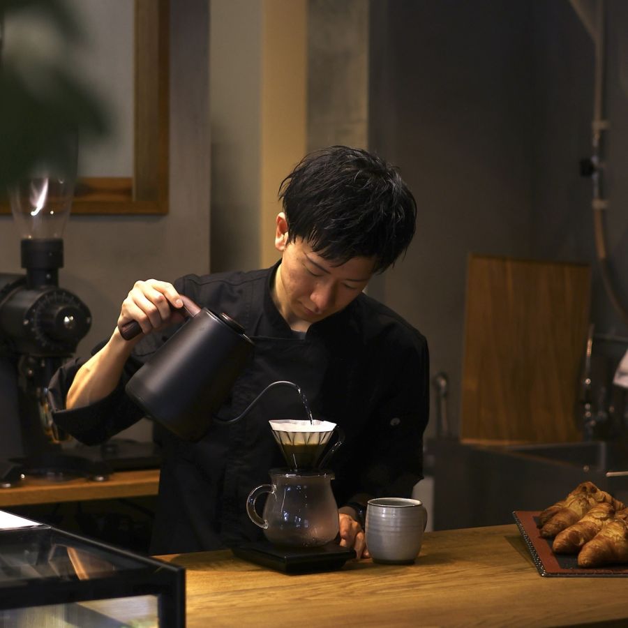 フレンドリーな人柄とコーヒーを入れるクールな姿とのギャップがすてきな藤井喬祐 （きょうすけ）さん