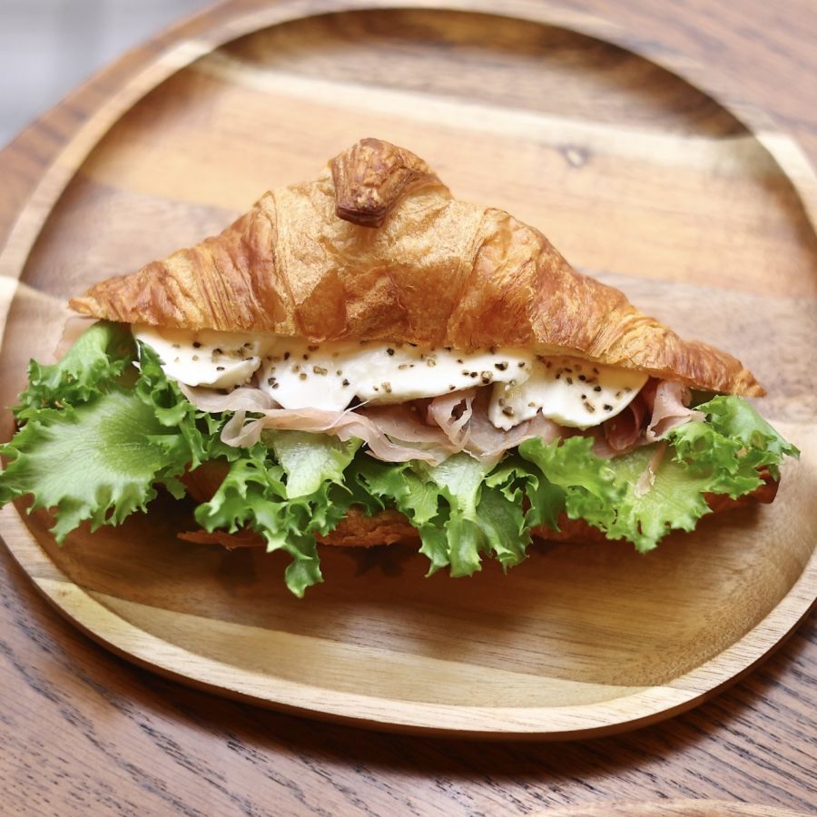 「生ハムモッツァレラ Croissant」900円
