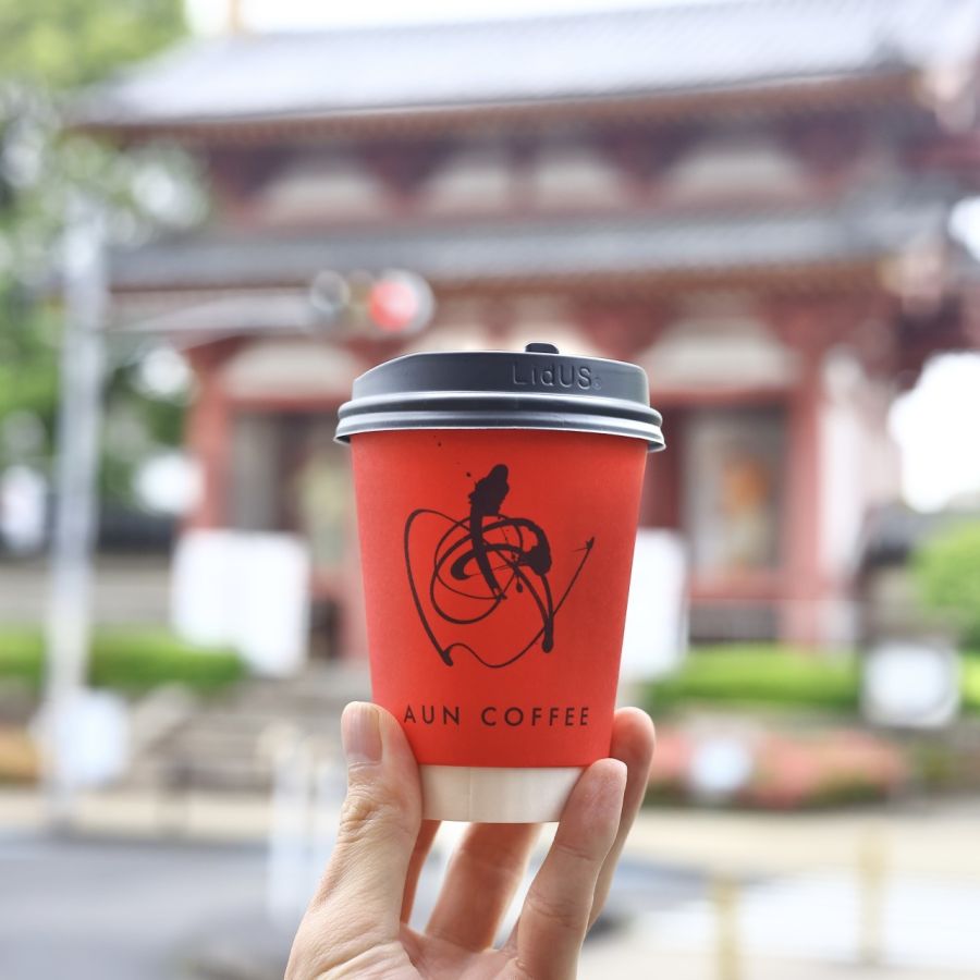 東大門の色合いと見事にマッチするテイクアウトカップのカラーリングが◎