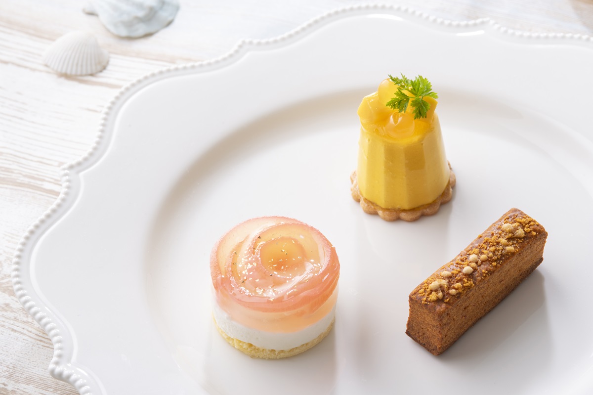 「桃のコンポート＆フロマージュブランムース」「アルフォンソマンゴーのムース」「トマトフロマージュのクッキーサレ」