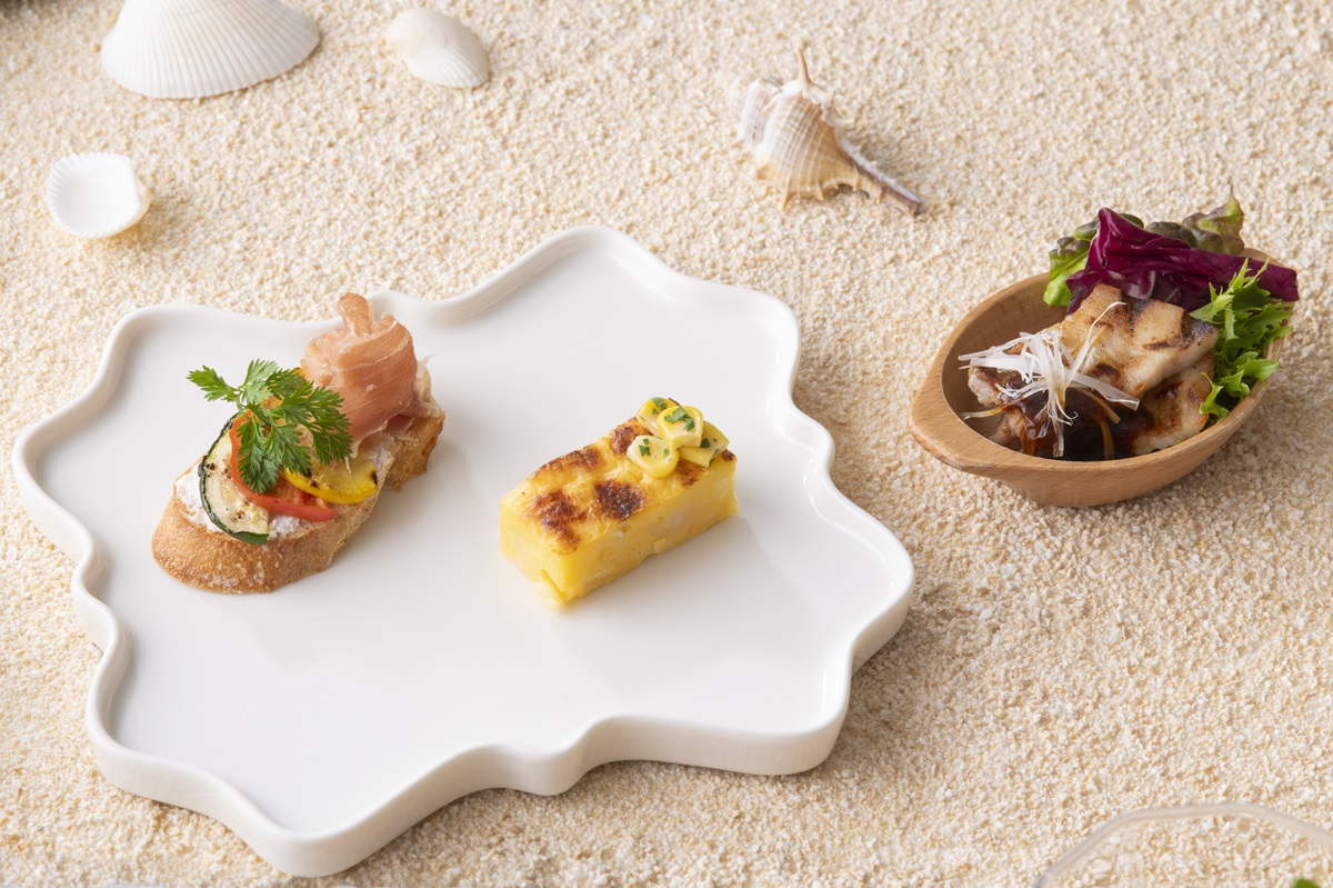 「生ハムと夏野菜のオープンサンド」（写真プレート左）「とうもろこしのパウンドケーキ　“ソパ・パラグアージャ”」「三元豚のサムギョプサル」