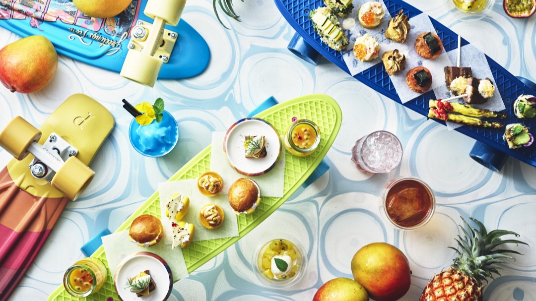 【ホテルインディゴ東京渋谷】渋谷カルチャーを感じるスケートボードにのせた「マンゴーアフタヌーンティー」で、サマーフルーツを堪能！