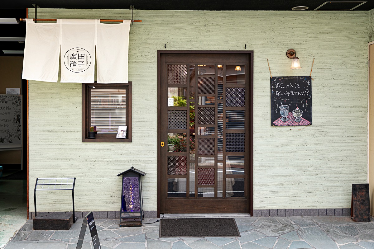 入り口の扉は江戸切子で作られたガラス板を使用する