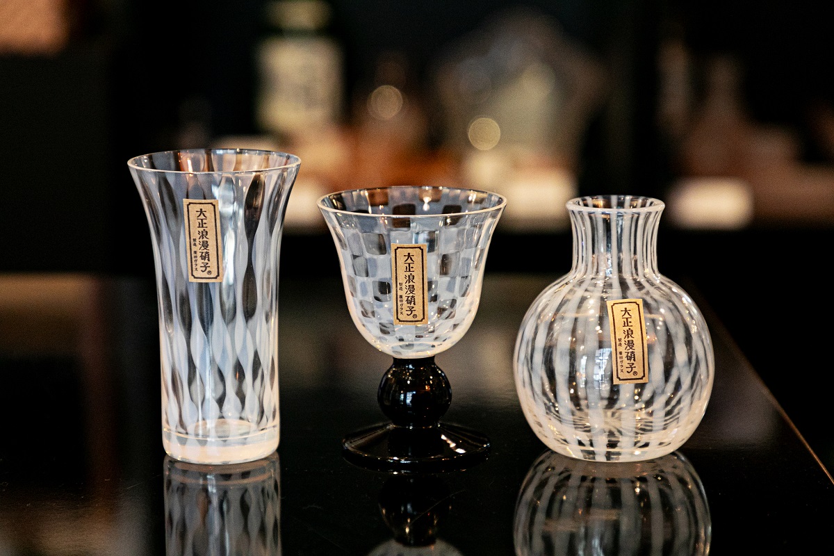 （写真左から）「一口ビール 新十草」3520円、「酒盃揃 市松黒」1万3200円、「一輪挿し 十草」3520円