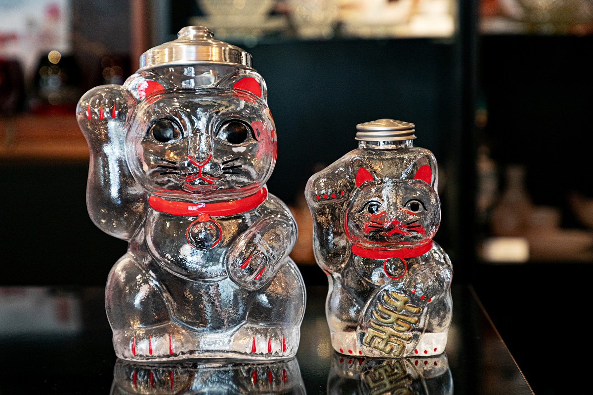 「招き猫 菓子びん」（写真左から）（大）1万9800円、（小）1万3200円