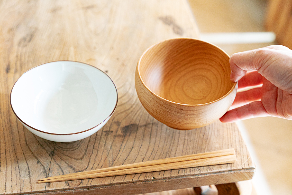 （写真左）「ユミコ イイホシ ポーセリン dandan 茶碗 中」3080円、（写真右）「薗部産業 めいぼく椀 中 サクラ」4730円