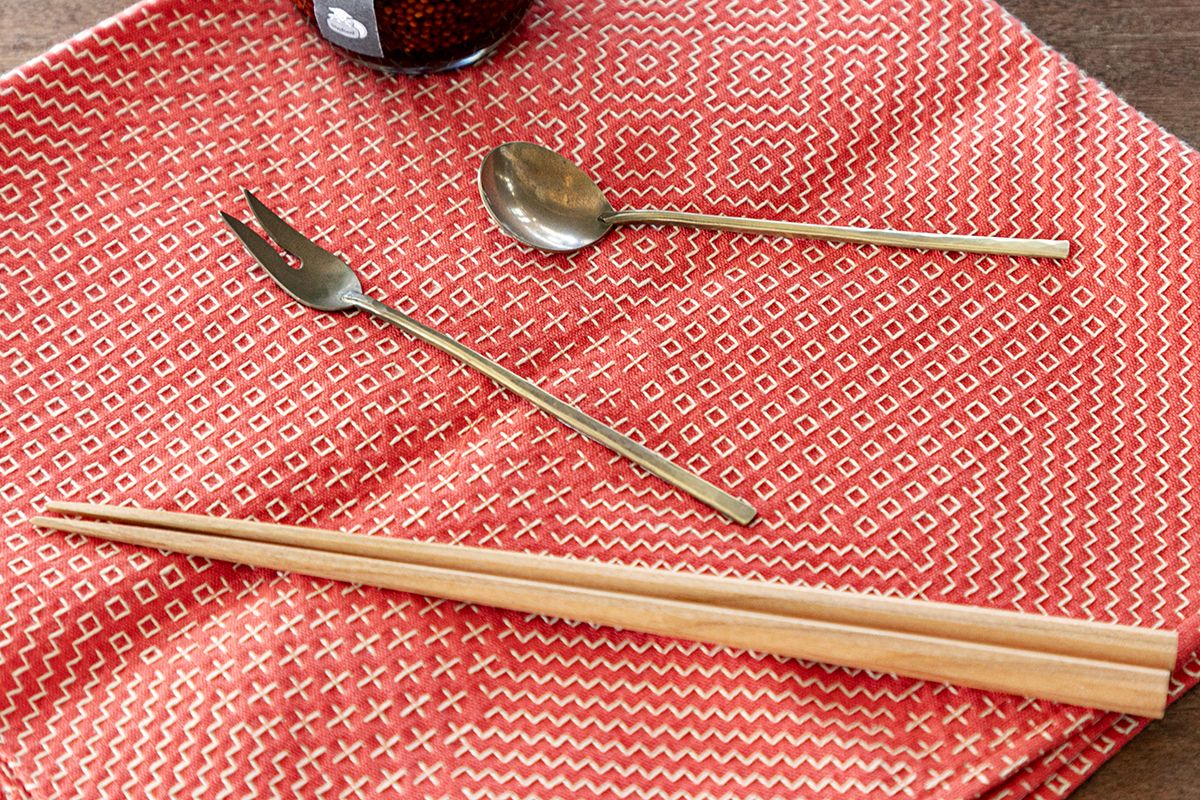 （写真上から）「Lue カトラリー ハンドクラフトシリーズ ティースプーン」2640円、「Lue カトラリー ハンドクラフトシリーズ フルーツフォーク」2860円、「木箸しのはら×cotogoto 八角箸 山桜」1980円