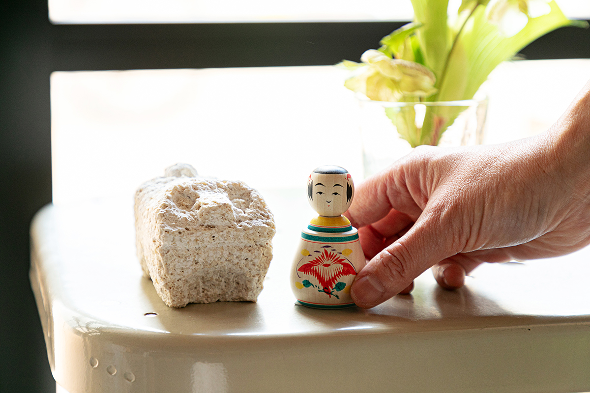 （写真左）「スタジオ de-jin 石獅子 小 口閉じ」4400円、（写真右）「桜井こけし店 鳴子こけし ねまりこ 緑」2620円