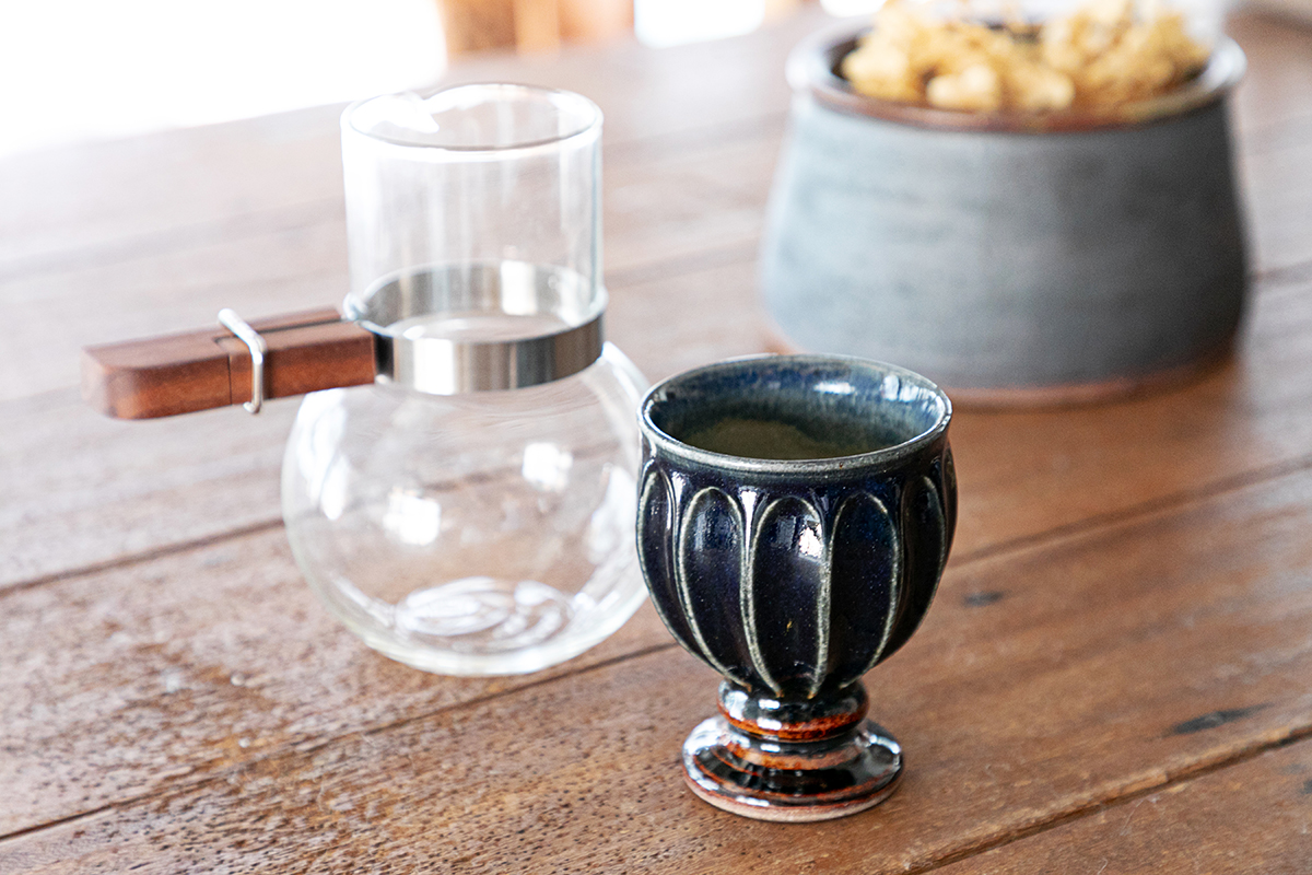 （写真左）「STUDIO PREPA コーヒーサーバー」1万6500円、（写真右）「まゆみ窯 縞ゴブレット 大」4400円