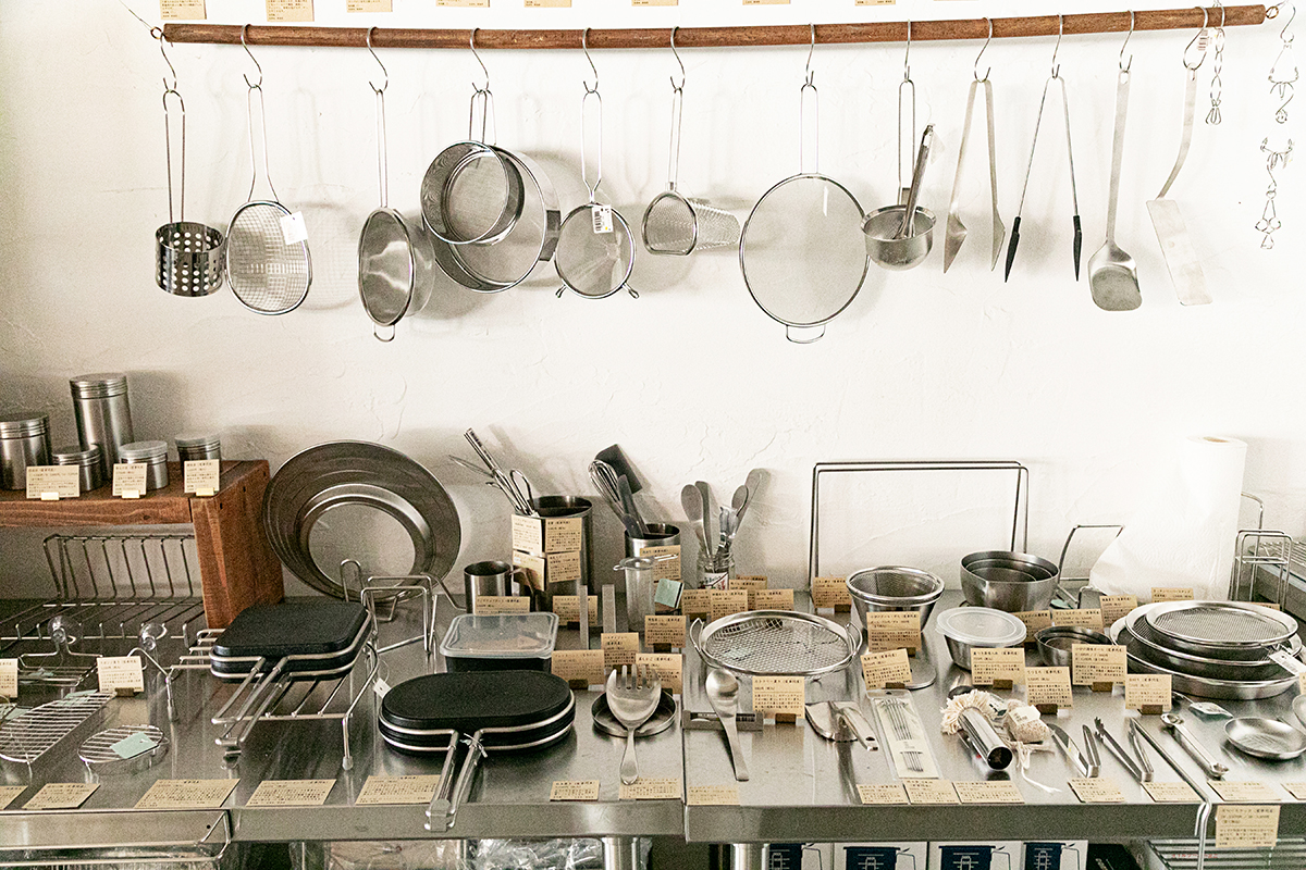 ほかにも新潟県燕市・三条市のブランド「家事問屋」の調理器具がずらりと並ぶ。ひとつひとつ揃えたい！