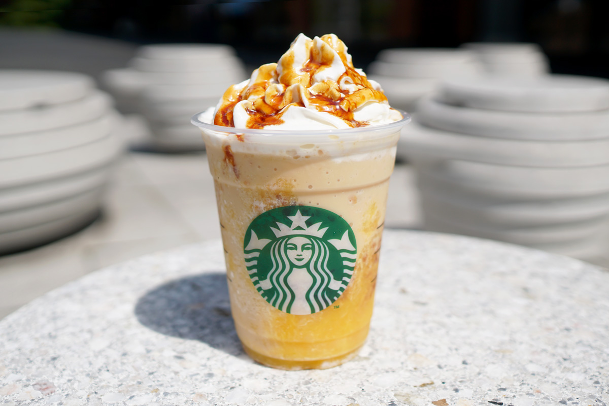 「バナナ ブリュレ フラペチーノ®」Tallのみ 678円(持ち帰り)、690円(店内利用)※アーモンドミルクを使用しています。アーモンドミルクは牛乳や乳飲料ではありませんが、本商品には乳成分を含みます。