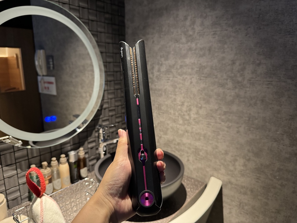 デラックスルームのドライヤー・ヘアアイロンはダイソン製