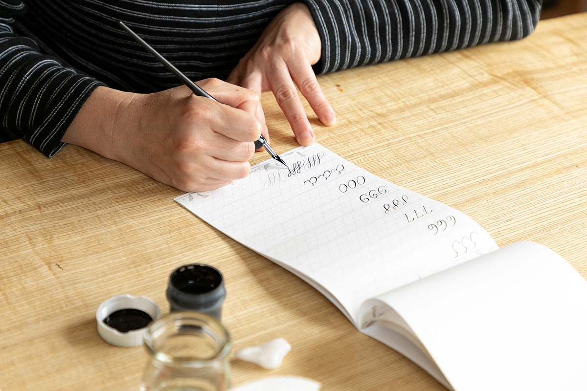 次は大文字。練習帳にはたっぷりできるだけのスペースがある