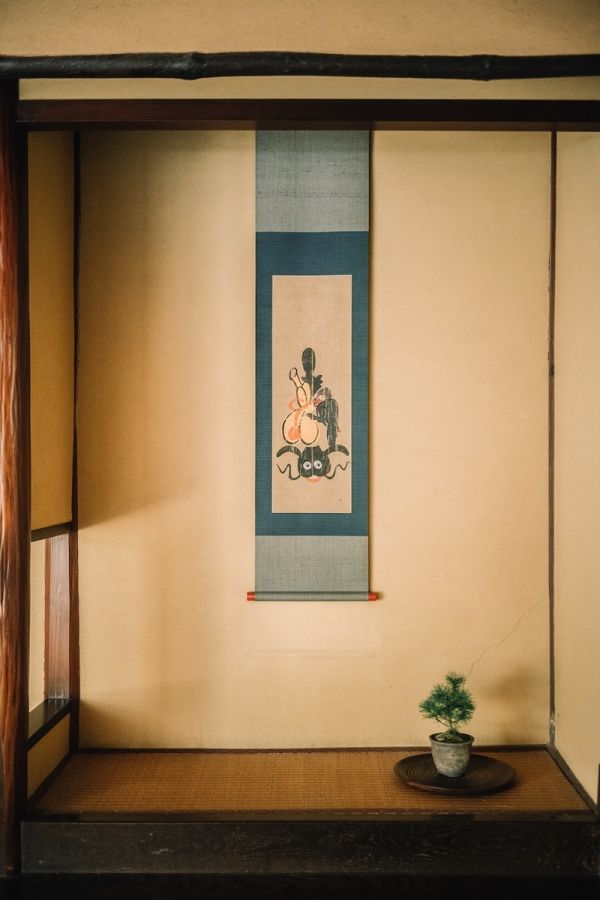 床の間には店主の大叔父さんが収集していた掛け軸も飾られている／©ふじ寅