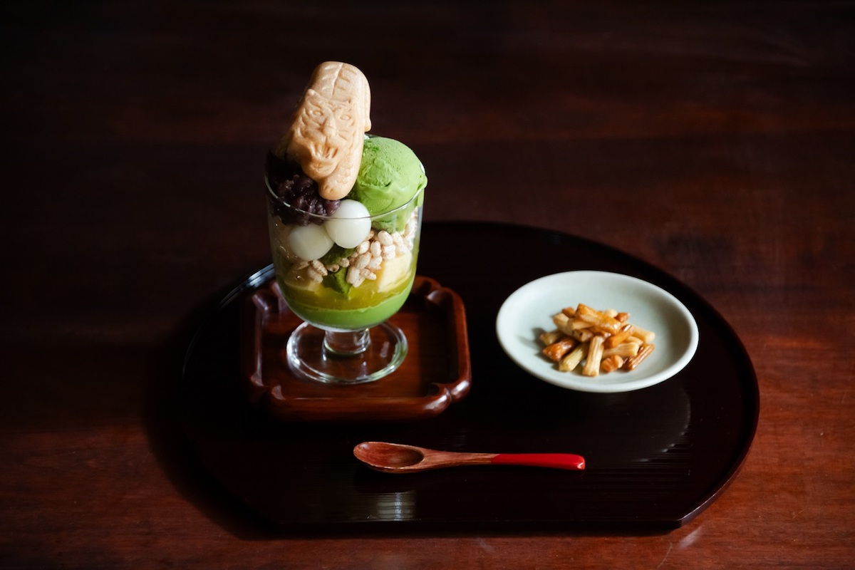 虎の最中がトッピングされたかわいい「ふじ寅パフェ」／©ふじ寅