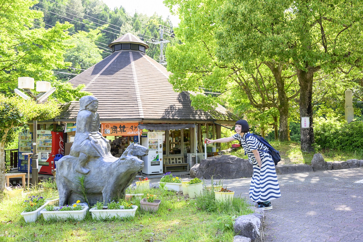 入り口ではビッグサイズの牛馬童子像がお出迎え！