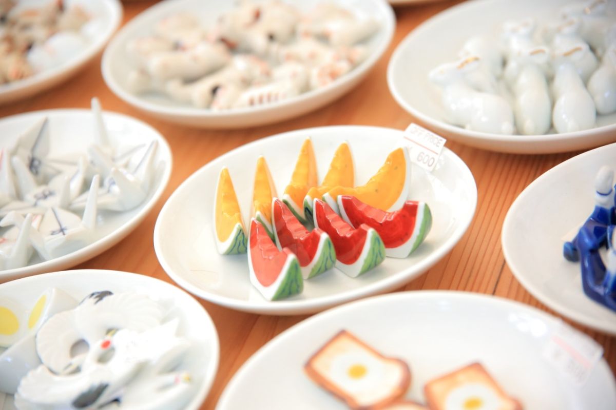 洋食にも馴染むカラフルで個性的な箸置きがいっぱい