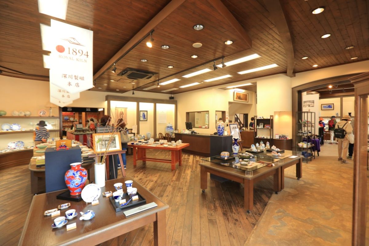 ゆったりとした本店の店内