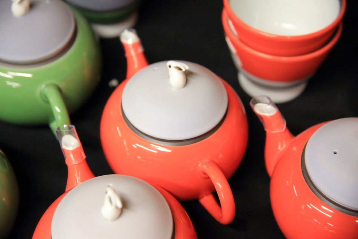 つまみによこんと座ったウサギが可愛い「AKE kiwami POT」。磁器製の茶漉しも職人たちの手彫りです