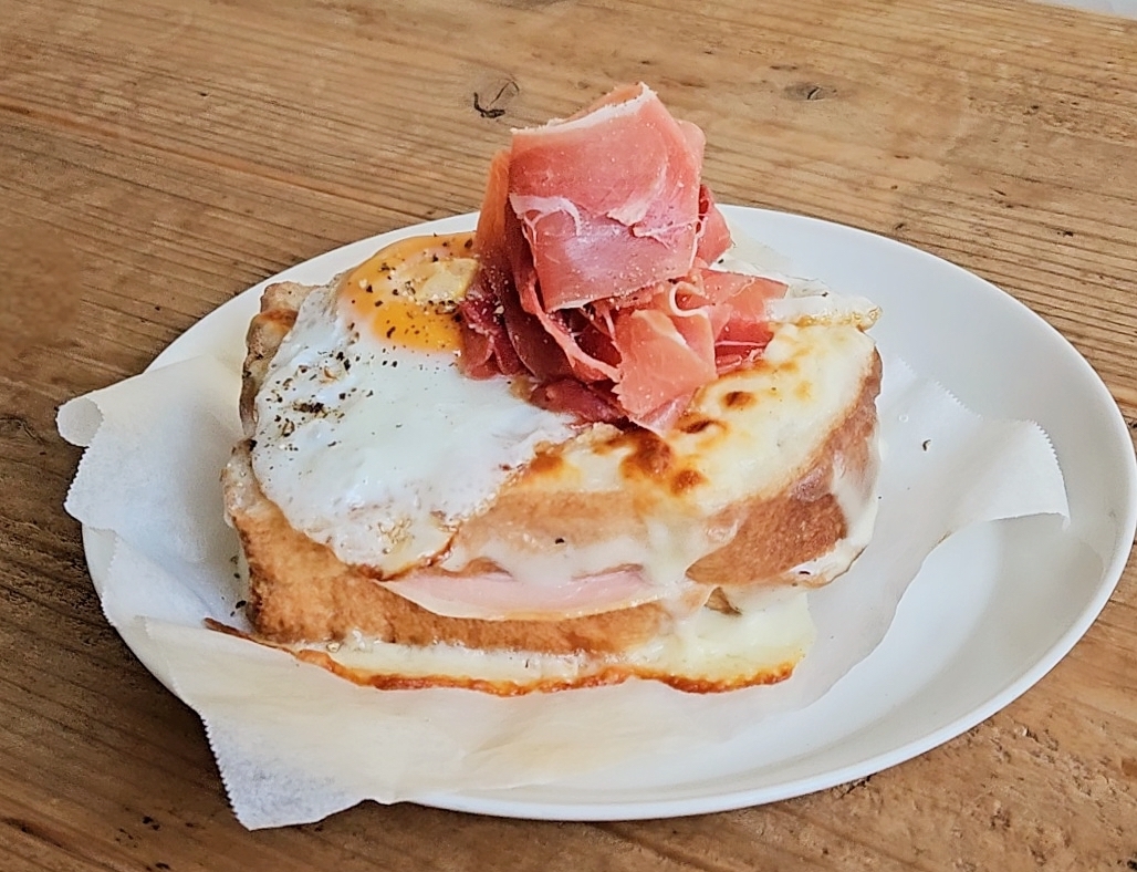 平日限定 「贅沢なクロックマダム 生ハム乗せ」1550円