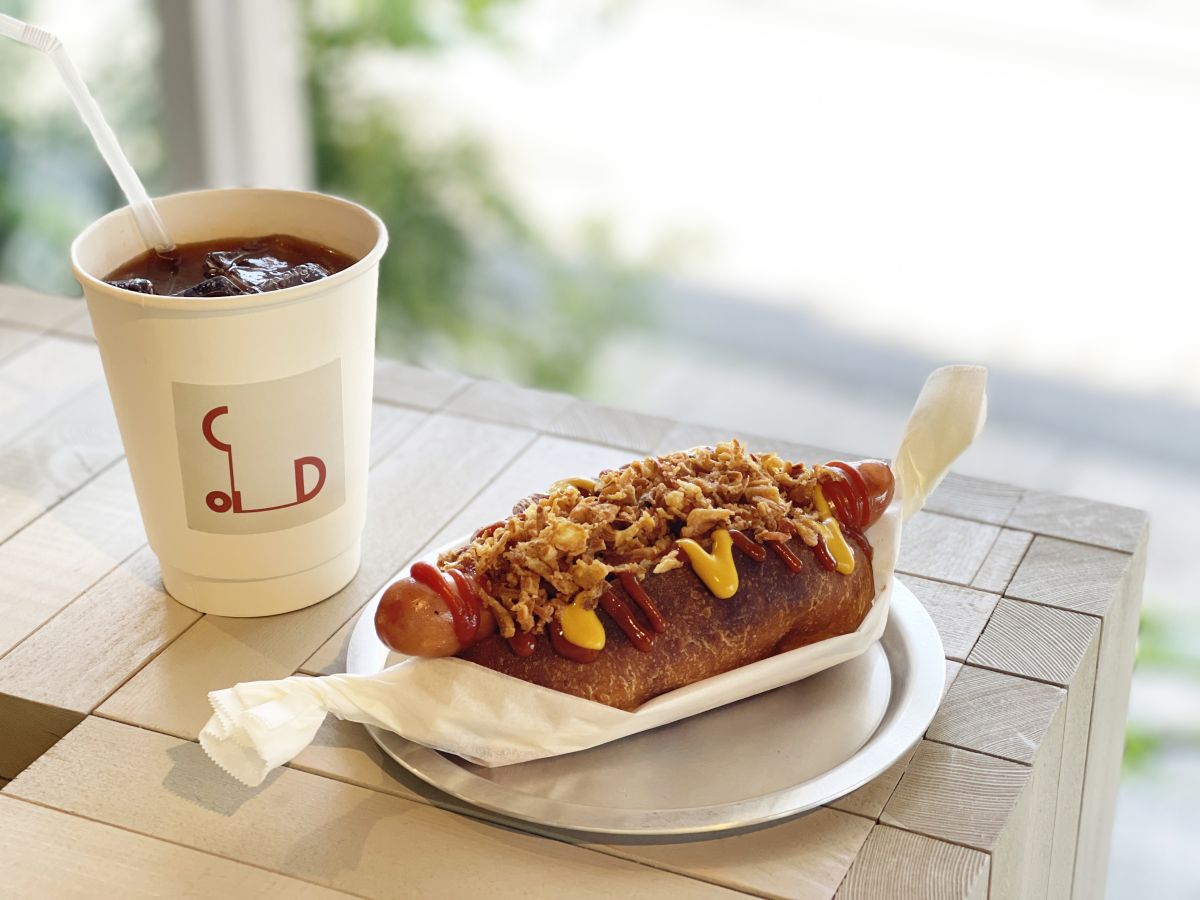 （写真左から）「コーヒー」500円、「ホットドッグ」950円