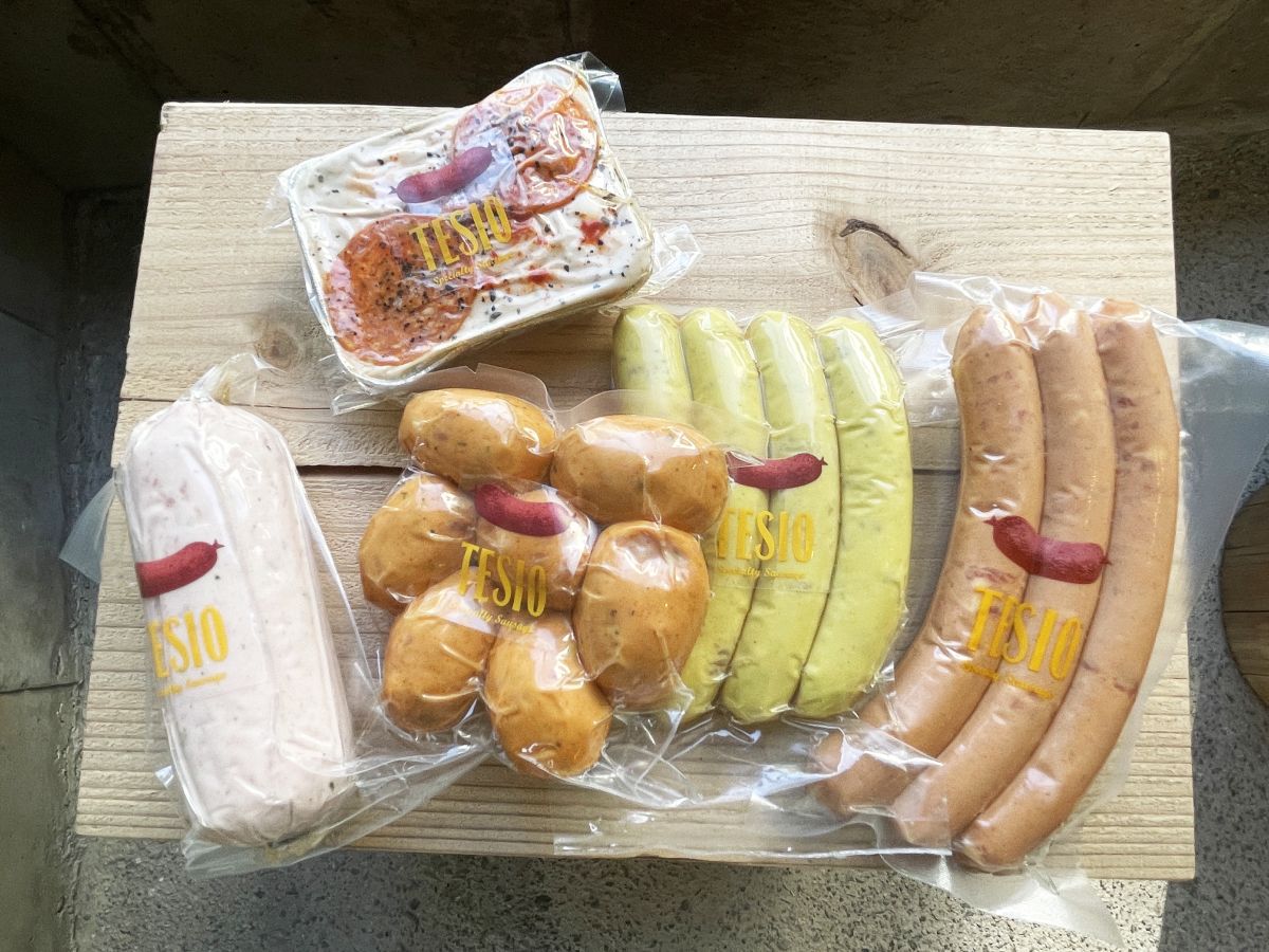 （写真左から）「ポローニャ」920円、「ピザローマ」900円、「チリモッツァ」980円、「大宜味シトラスソーセージ」980円、「TESIOフランク」900円