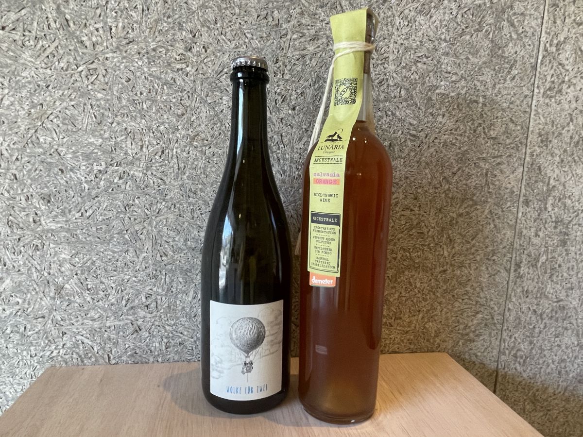 （写真左から）「サロモン リースリング ペットナット2022」4290円、「ルナリア マルヴァジアB・オレンジ・アンセストラル・BIO・ナチュレ2022」2695円