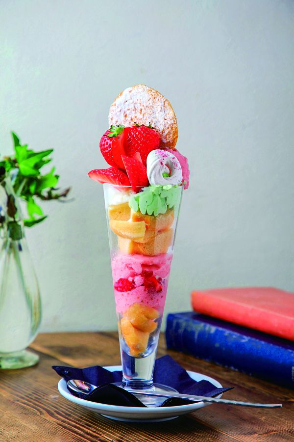 ドーナツパフェいちご（1485円） 販売期間/2月～5月上旬