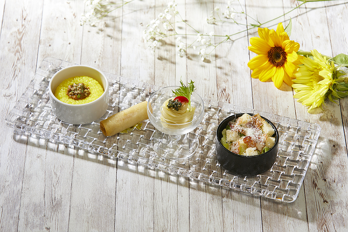 （左から）ひまわり仕立てのキーマカレー、フラワートルティーヤホットドック、 サンフラワーシードの和風カッペリーニ、シーザーサラダ