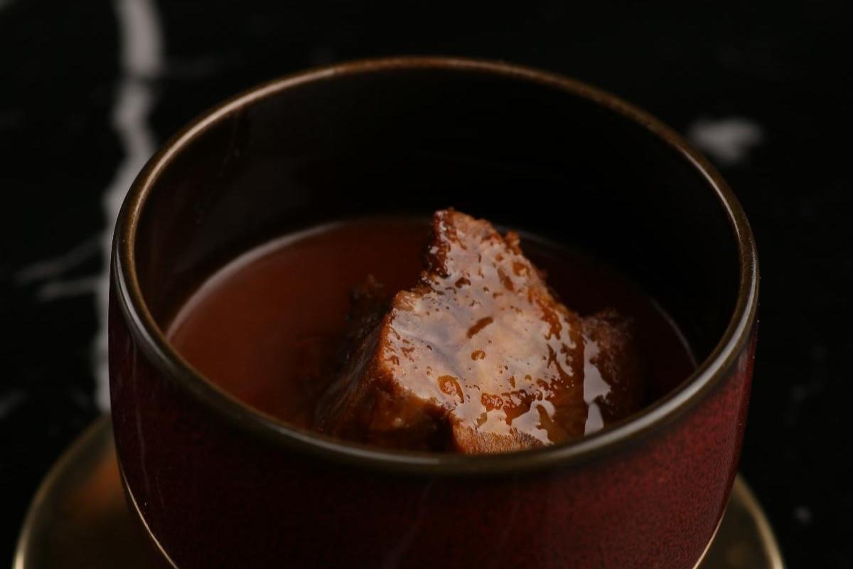 「TAKAHISA」コース一例：「18時間煮込んだ神戸牛シチュー」