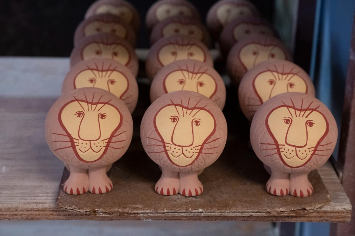 絵付けが終わった「ライオン」並んでいる様子が可愛い