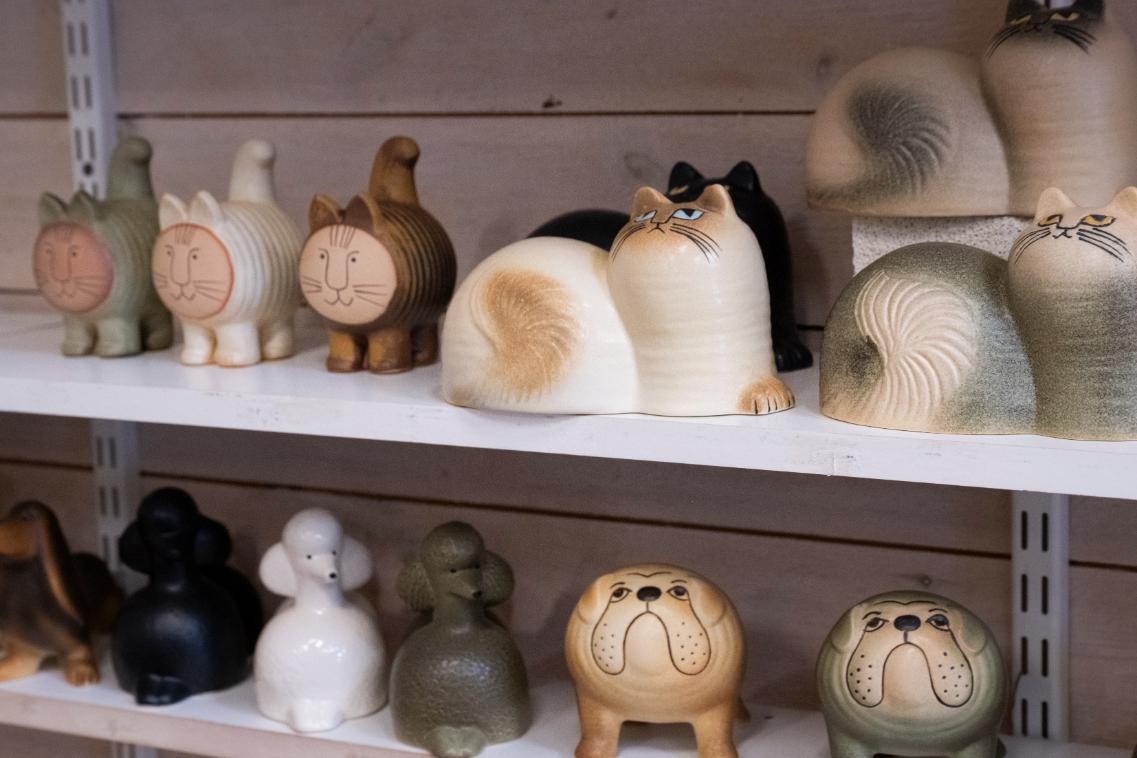  棚に並ぶ商品は値段の記載がないので、店員さんに尋ねよう