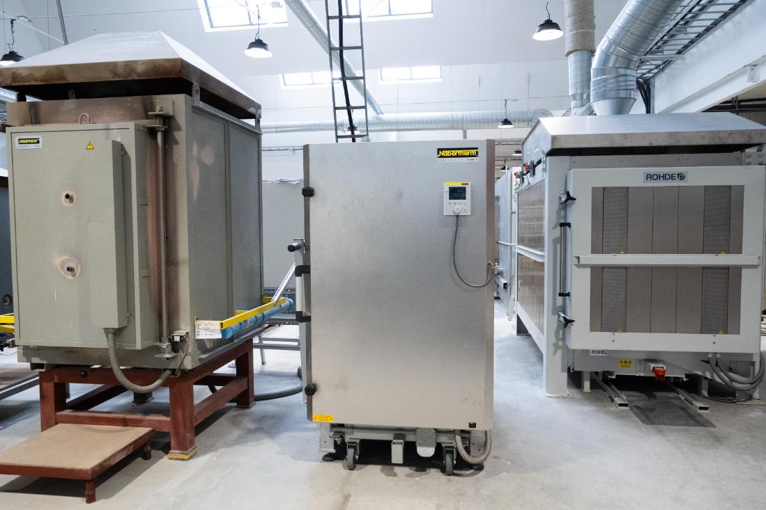 窯が工房には３つ、温度の異なる窯で順番に焼くんだそう