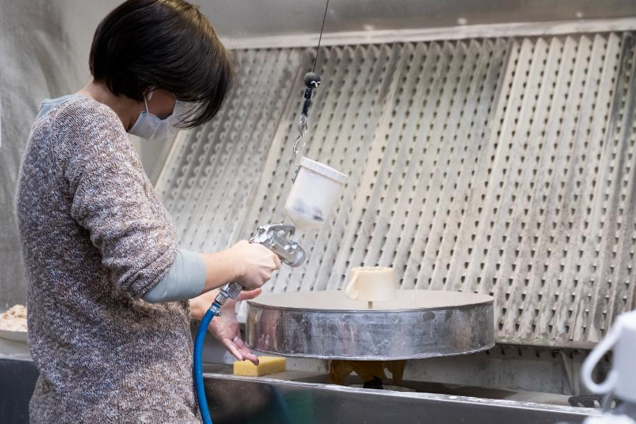 器全体に薬品をつける様子