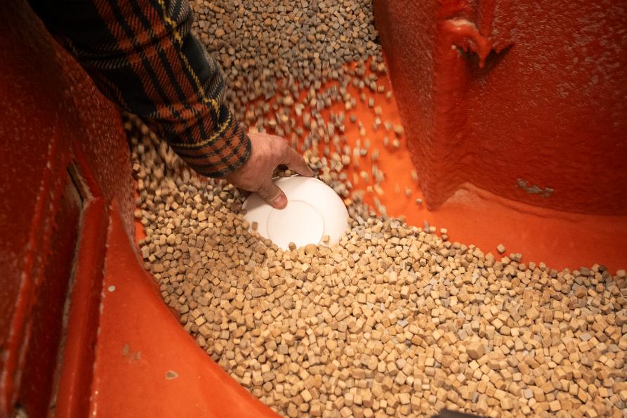 細かい石を用いて、器をつるつるに磨きます