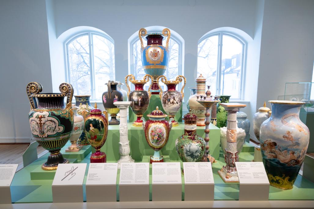 異なる時代に製作された陶器の展示も