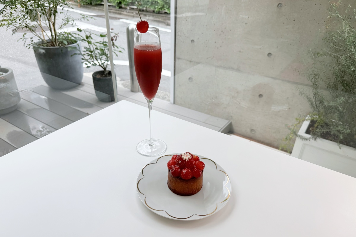 （写真左から）「ラ・スリーズ」1600円、「さくらんぼバニラフランタルト」1900円　※ともに6月末までの販売予定