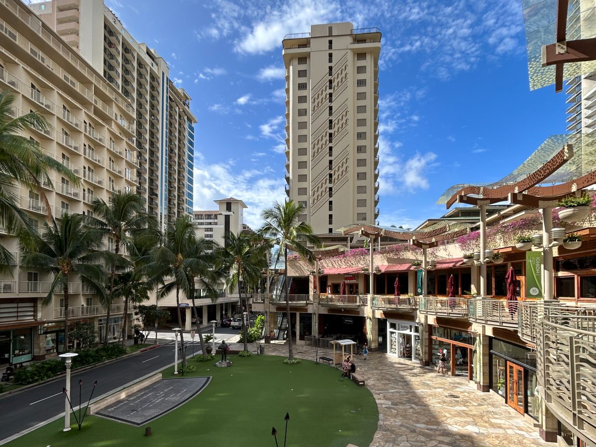 エンバシー・スイーツ・バイ ヒルトン・ワイキキ ビーチウォークの1階はワイキキ・ビーチ・ウォークと直結／アウトリガー・リゾーツ＆ホテルズ