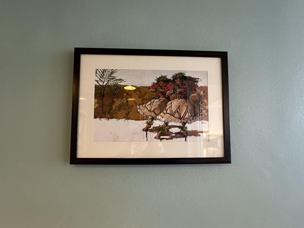 室内に展示されているフラダンサーのアート