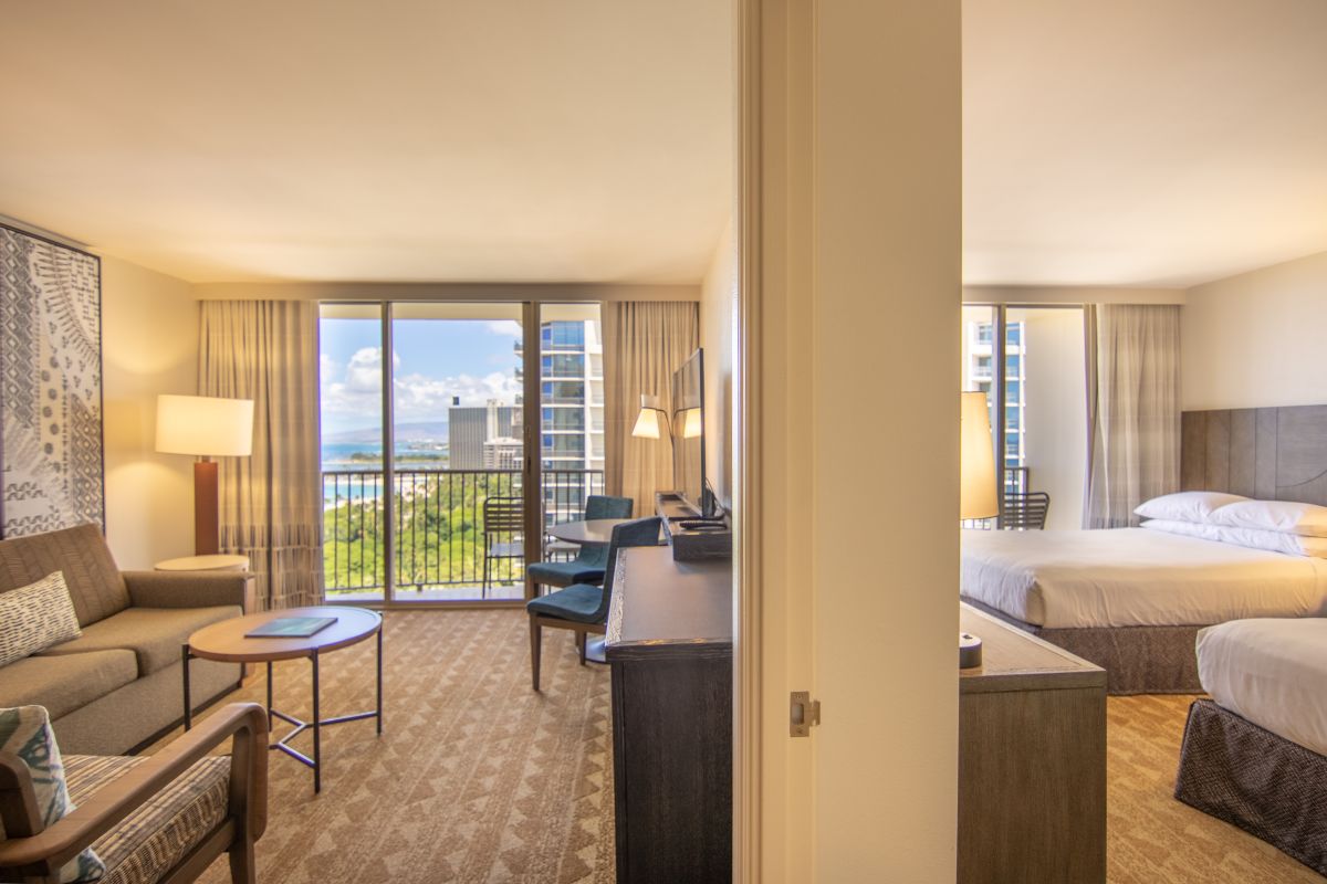 独立したリビングエリアとベッドルーム／アウトリガー・リゾーツ＆ホテルズ