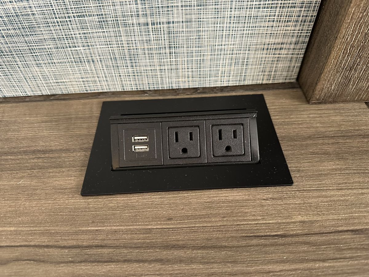 デスクにも電源コンセントとUSB専用プラグがある