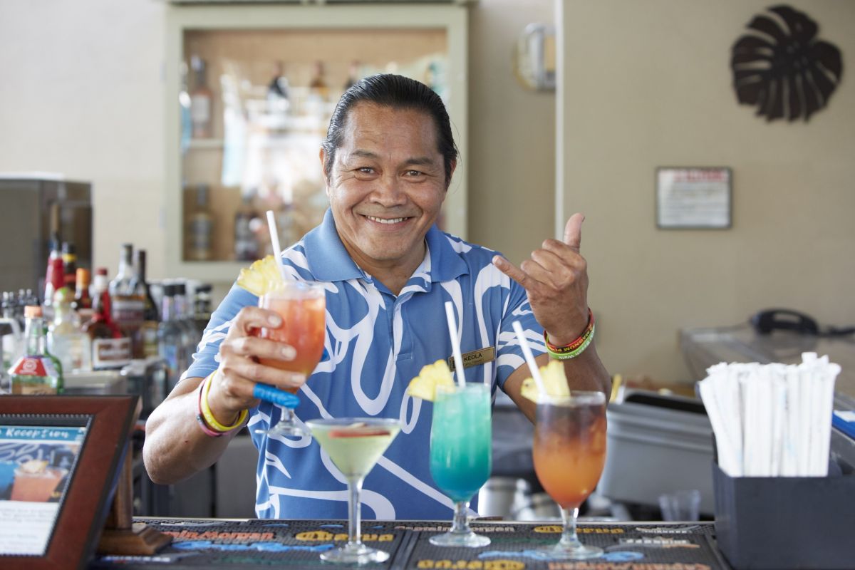 夕方のイブニングレセプションでは、1人2杯カクテルなどが無料で提供される／アウトリガー・リゾーツ＆ホテルズ