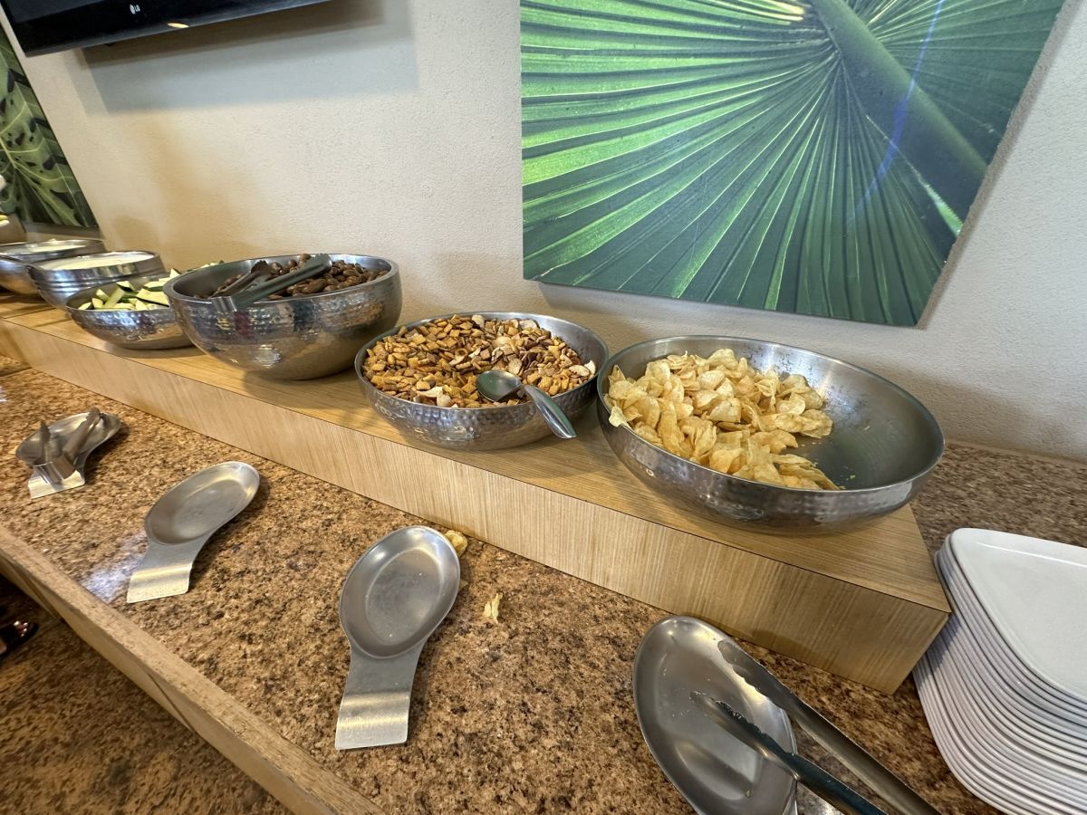 ドリンクのおつまみにスナックなども提供