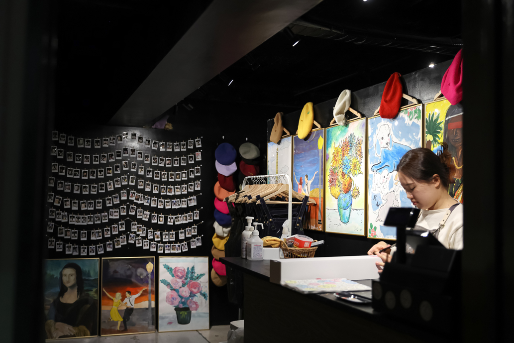 入口はエレベーターを降りてすぐ左手。まずは受付へ