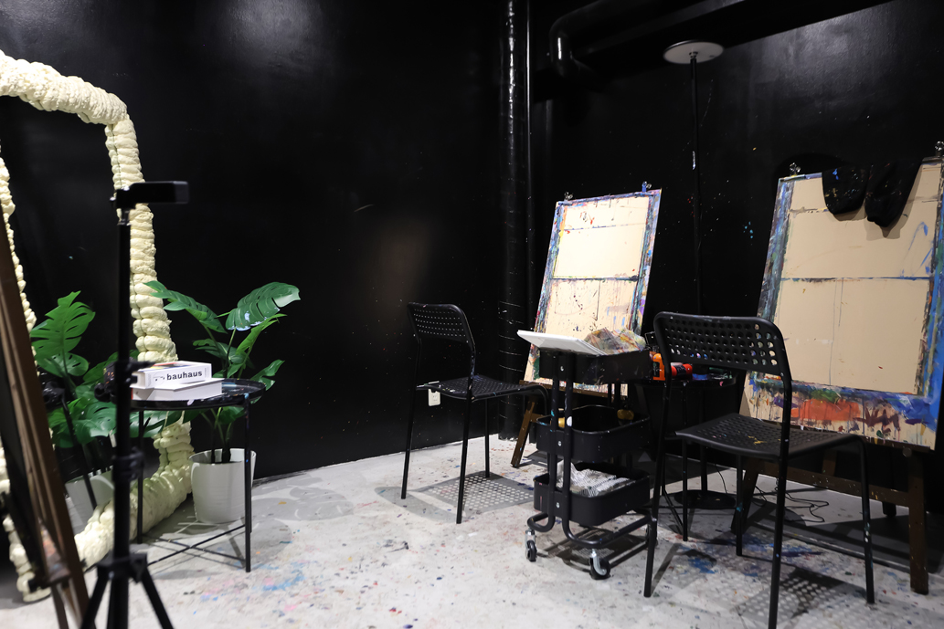 ブラックで統一されたスタイリッシュなアトリエ空間