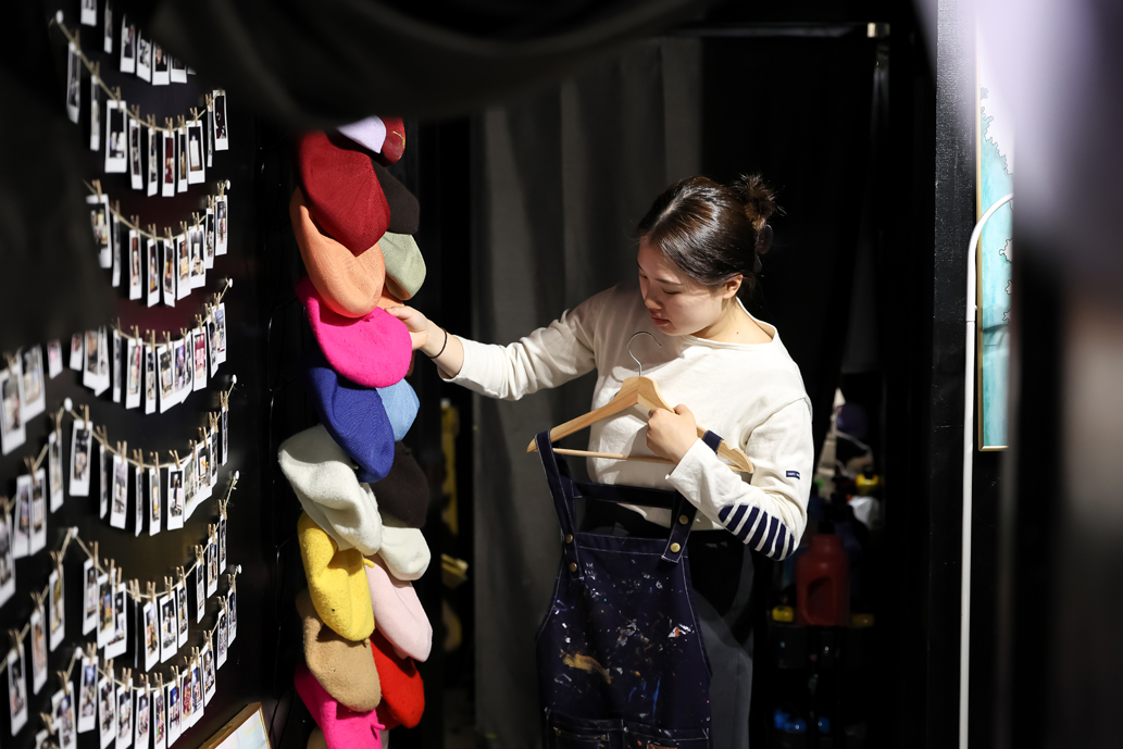 色とりどりのベレー帽は約20色スタンバイ