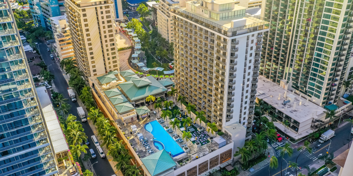 ハワイのエンバシー・スイーツ・バイ ヒルトン・ワイキキ ビーチウォークは全室スイート仕様でショッピングモール直結！円安の今うれしい朝食無料サービスも